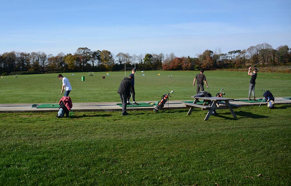 10719.hr - Illustration Pratiquer le golf à l’école
