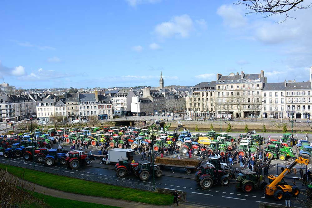 11254.hr - Illustration 200 tracteurs massés  dans le centre de Quimper