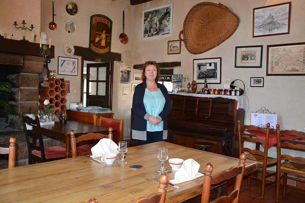  - Illustration Une ferme auberge  dans un manoir du XVIe