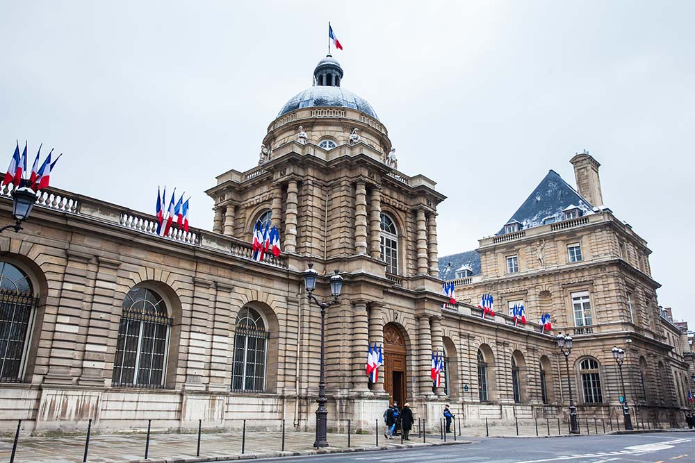 14726.hr - Illustration Le Sénat dit oui aux 25 meilleures années