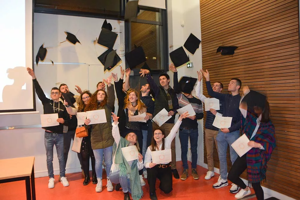14820.hr - Illustration Les étudiants décrochent leur diplôme