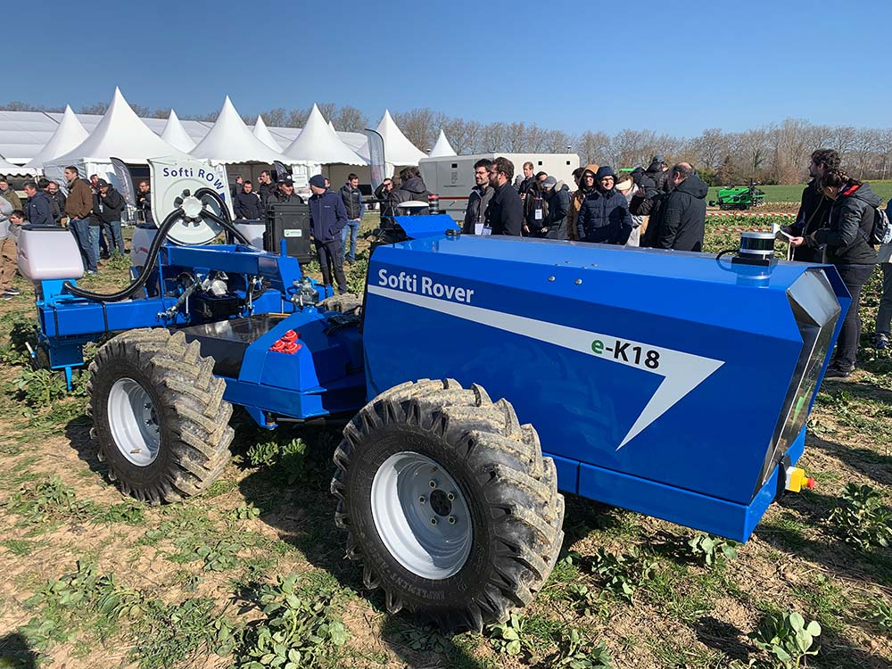 15303.hr - Illustration Un agriculteur conçoit son propre tracteur autonome