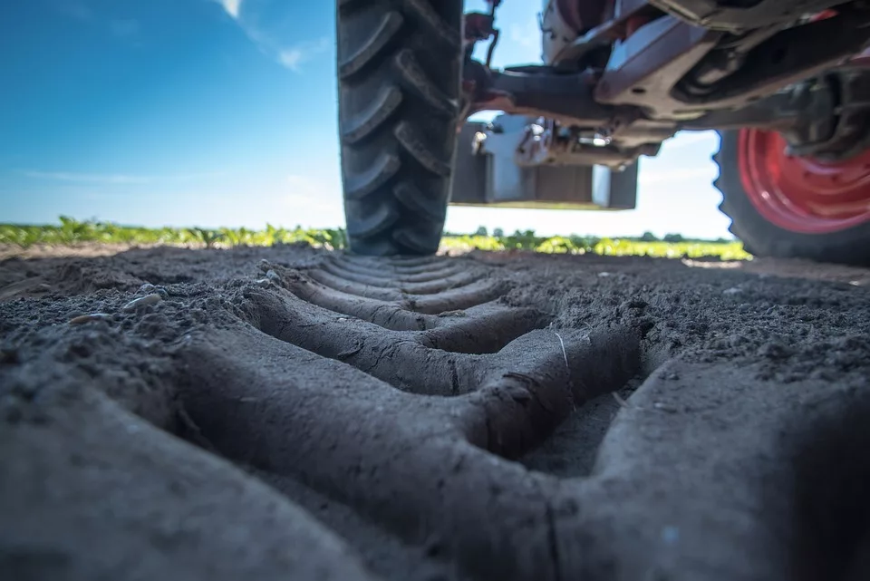 tractor 2654154 960 720 - Illustration Une application smartphone pour définir la pression de ses pneus