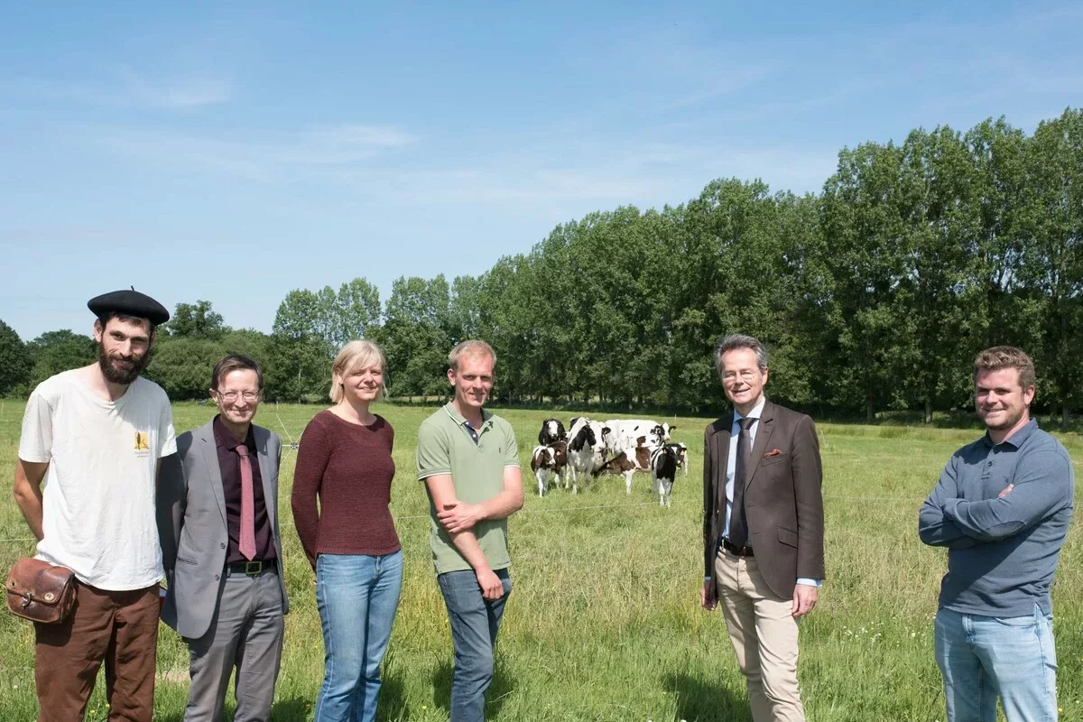 16394.hr - Illustration Le préfet visite une ferme bio