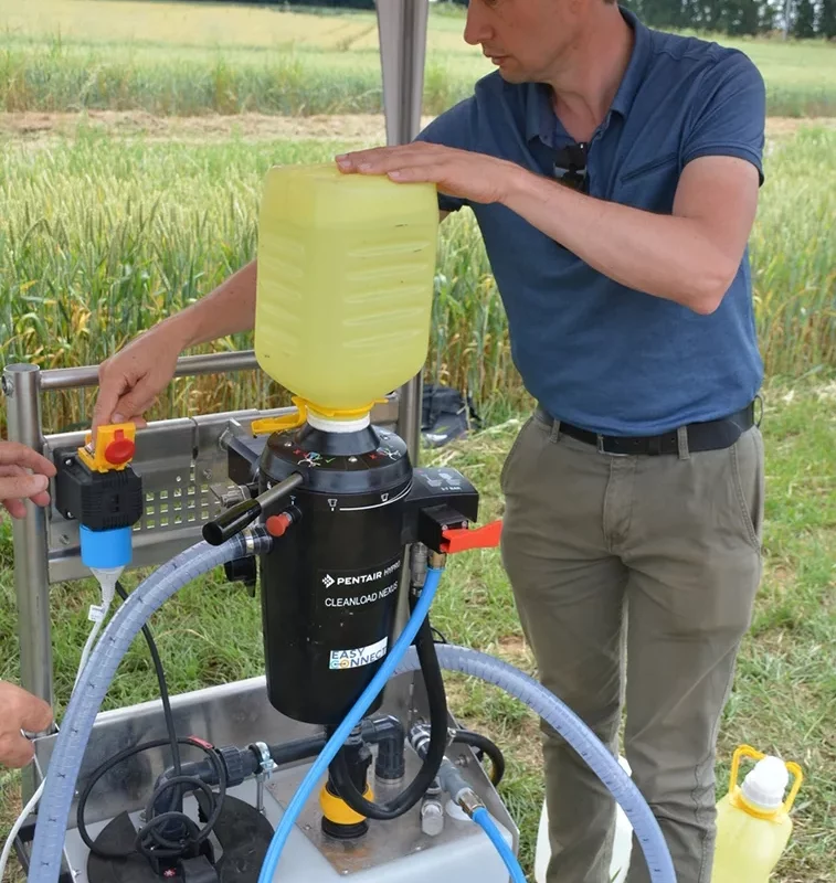 16470.hr - Illustration La manutention des produits phytosanitaires en toute sécurité
