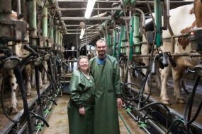 Les éleveurs Coralie et David Gallais dans leur salle de traite.