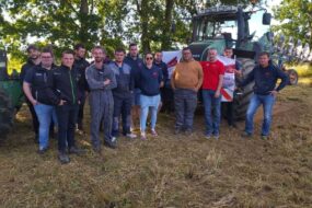 Les Jeunes Agriculteurs du canton de Plénée-Jugon groupés devant un tracteur