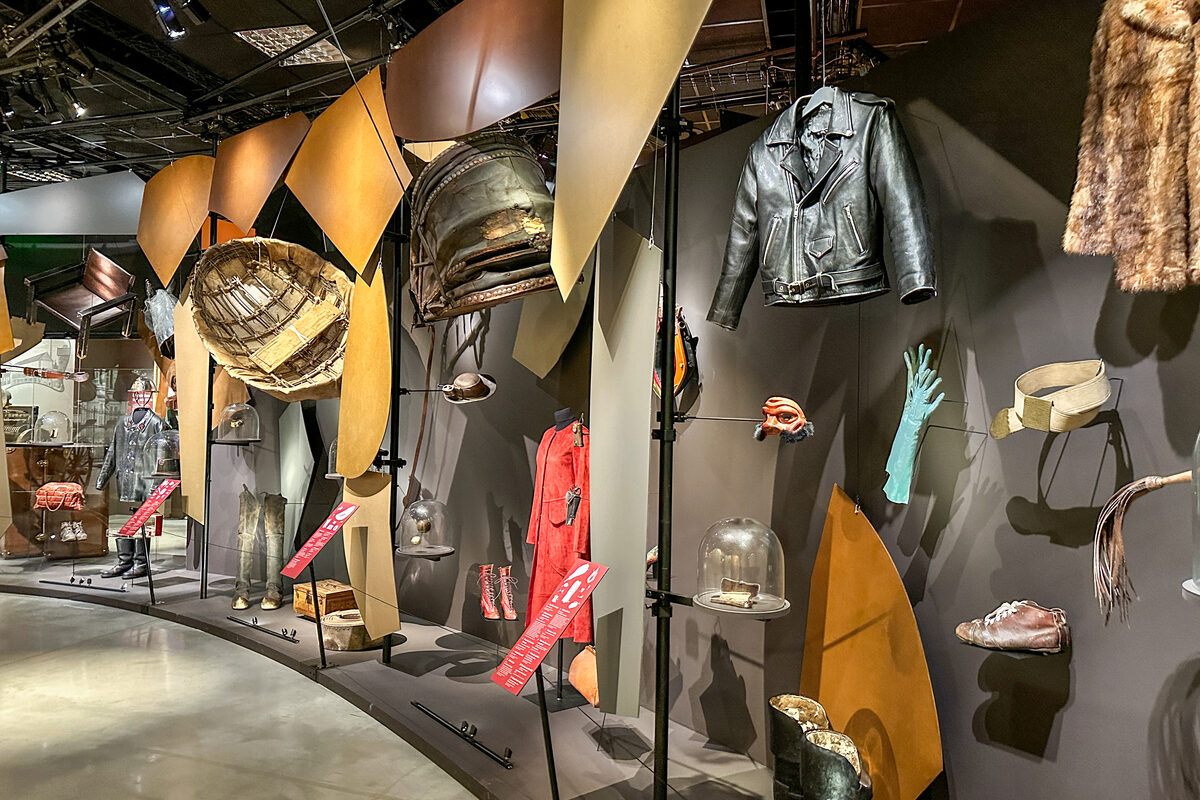 Objets en cuir dans un musée - Illustration L&rsquo;épopée du cuir