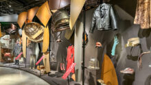 Objets en cuir dans un musée