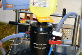 un bidon de produits phytosanitaire adapté fixé sur un connecteur pour se vider sans contact avec l'opérateur