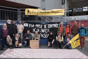 Un groupe de syndicalistes de la Confédération paysanne Bretagne