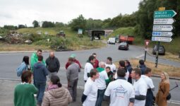 Un groupe d'agriculteurs manifestants du réseau FDSEA - JA 22 devant le rond-point de Kernilien à Guingamp
