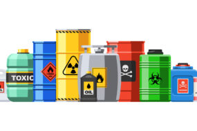 Image avec différents bidons de produits chimiques