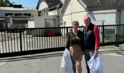 Pascale et Henri Thébault, dirigeant de Quintin Viandes, devant l'abattoir de Quintin..