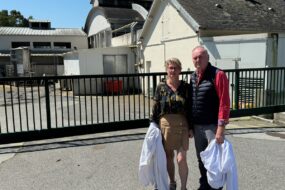 Pascale et Henri Thébault, dirigeant de Quintin Viandes, devant l'abattoir de Quintin..