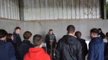 Agriculteur parlant à un groupe d'étudiants.jpg