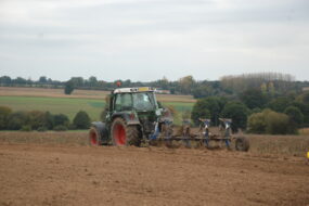 Tracteur qui laboure un champ