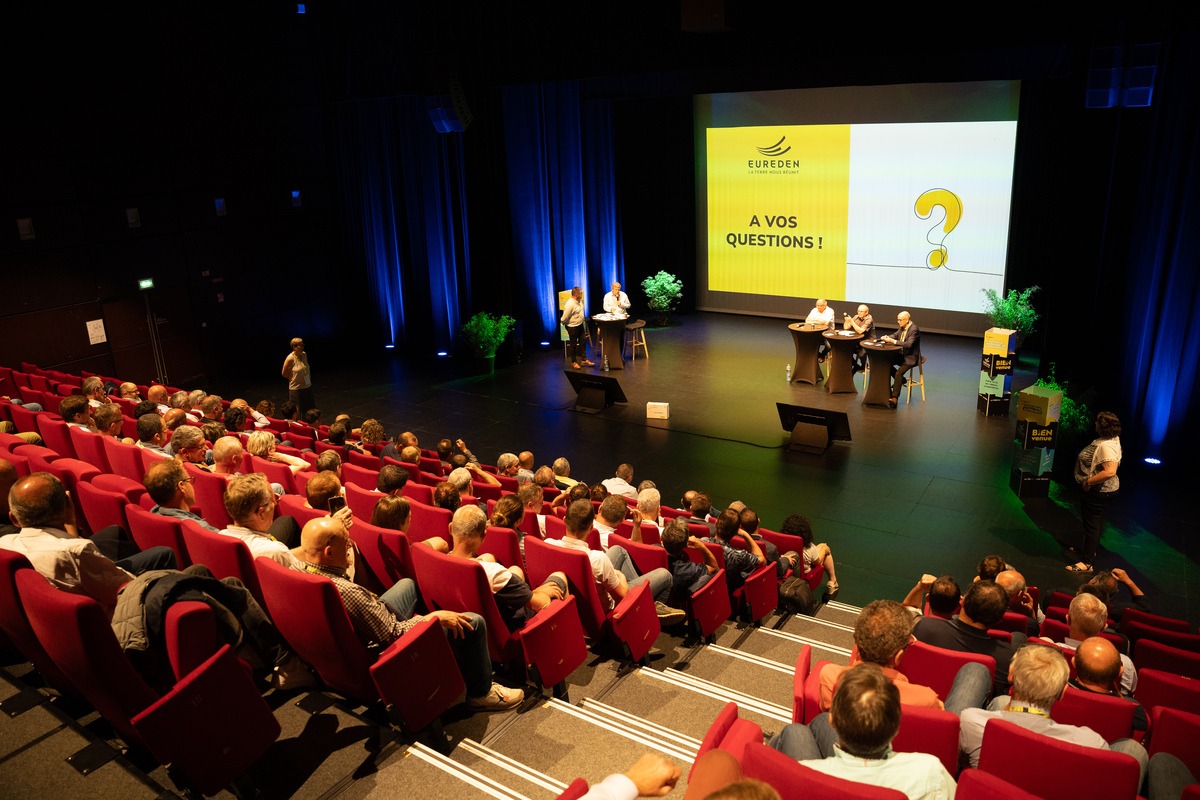 Salle comble à la convention des elus eureden à carhaix - Illustration Convention des élues-élus Eureden : Cap sur le renouvellement des générations
