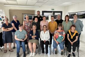 Groupe d'agricultrices dans une salle