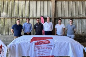 Jeunes agriculteurs du Morbihan dans un hangar