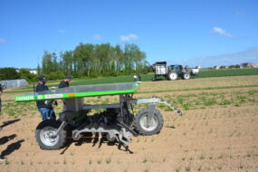 Farmdroid et Ecorobotix dans un champ d'oignon.