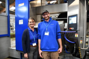 Marie-Noëlle et Maxime Pousset devant leur nouveau robot de traite Delaval