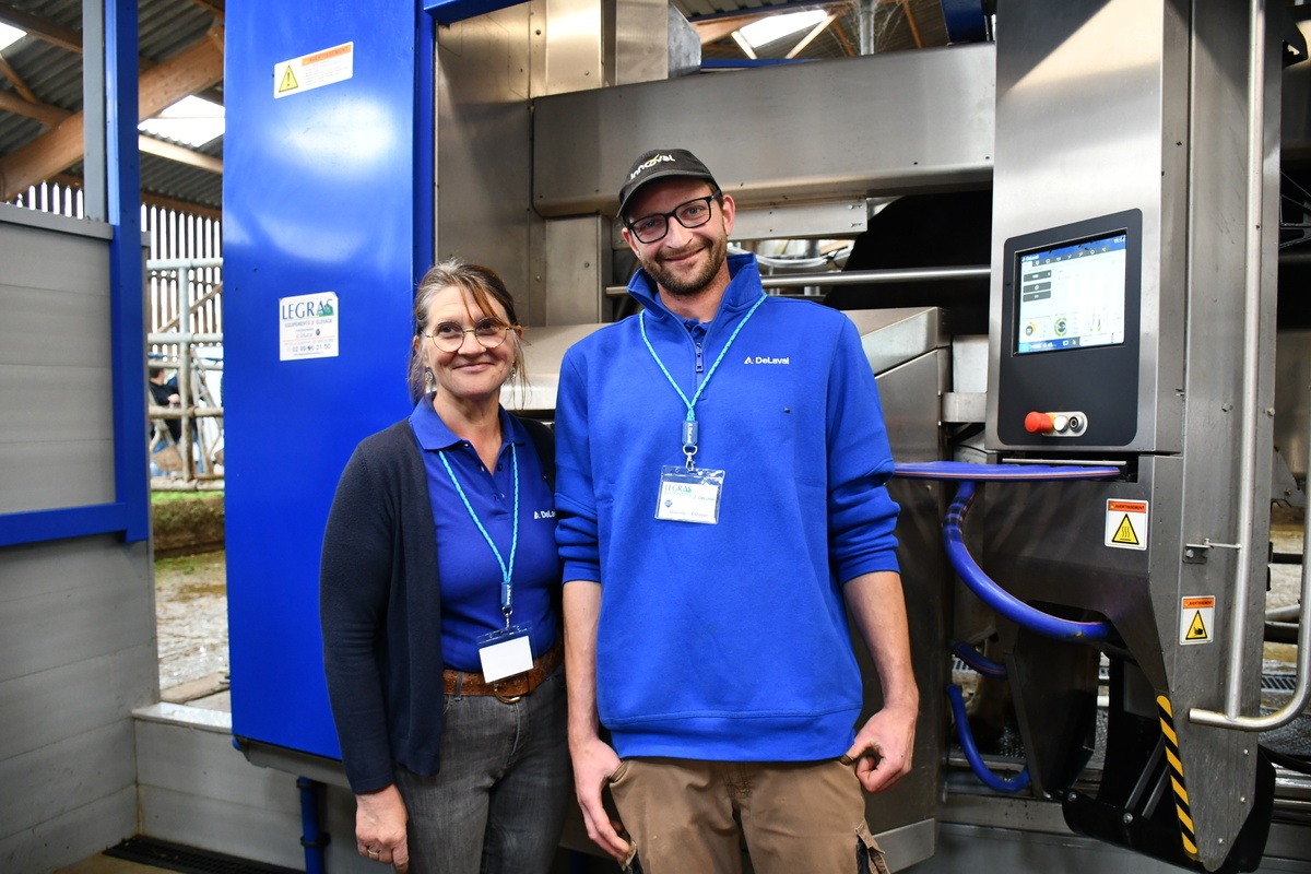 Marie-Noëlle et Maxime Pousset devant leur nouveau robot de traite Delaval - Illustration Modernisation  et robotisation sur l&rsquo;EARL Pousset