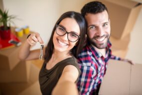 Un couple dans un appartement plein de cartons