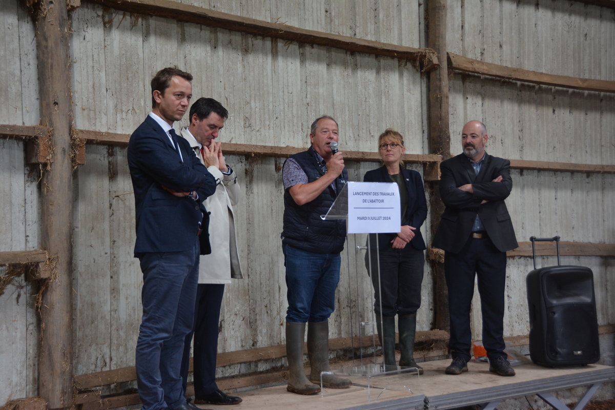 Des élus à la tribune - Illustration Les travaux de l’abattoir sont lancés