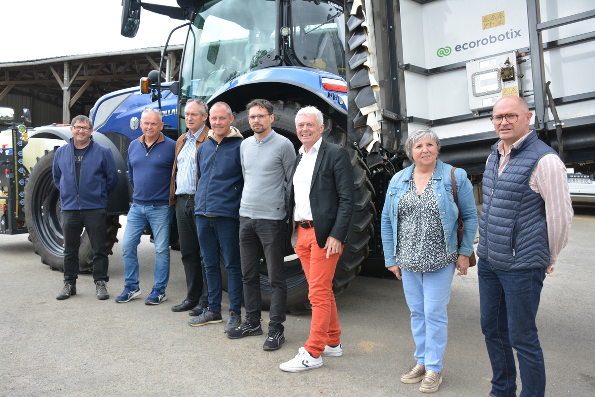 Un groupe de personnes devant un tracteur - Illustration Un désherbage ultra localisé sur haricots