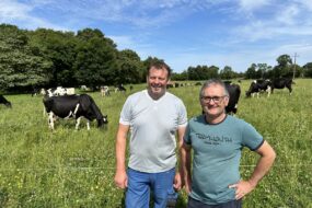 éleveurs devant prairies avec des vaches