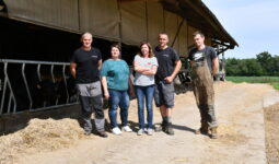 Toutes les personnes travaillant sur la ferme devant la stabulation des génisses