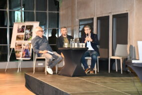 Les trois intervenants dans la salle du domaine du Château des pères