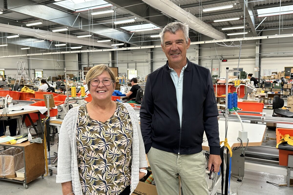 Nadine Bertholom-Cotten et François Bertholom dans l'usine Guy Cotten de Trégunc - Illustration L&rsquo;héritage jaune breton
