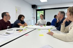 groupe de travail autour d'une table