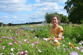 Une femme dans un parterre de fleurs