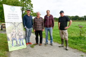 Les responsables professionnels du salon La Terre est notre métier devant des prairies.