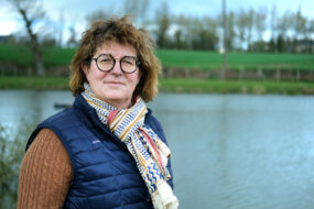 Sylvie Roudaut, une agricultrice devant un étang