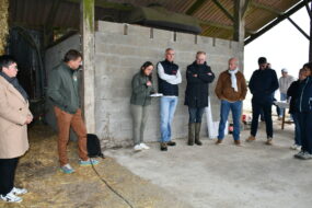 Les élus et responsables agricoles dans un des bâtiments de la ferme
