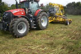 Tracteur avec un semoir