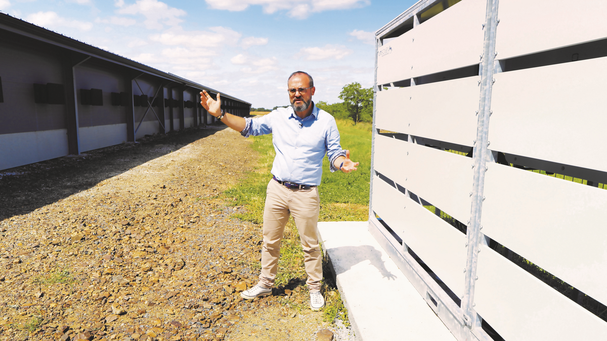 un homme devant des bâtiments agricoles - Illustration Photovoltaïsme : de l&rsquo;ombre à la lumière avec Groupama
