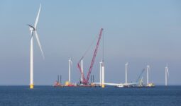 Un parc éolien en construction en pleine mer