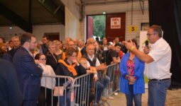 Groupe de gens interpellés par un éleveur