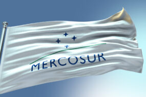 Un drapeau mercosur flottant au vent
