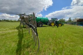 Tracteur avec une tonne à lisier dans un champ