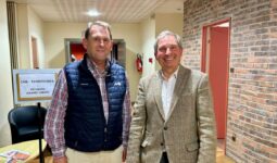 Deux hommes dans un couloir.