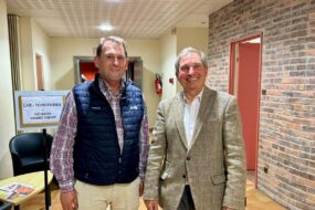 Deux hommes dans un couloir.