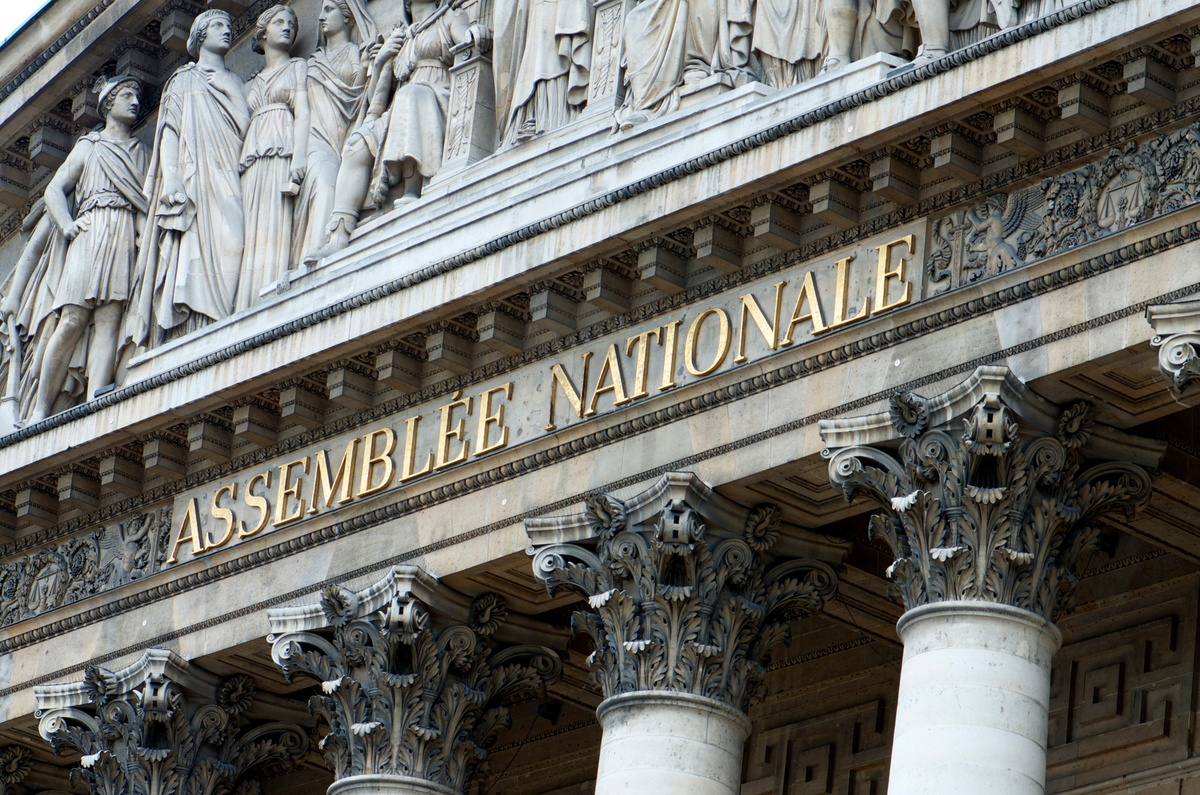 Façade de l'assemblée nationale - Illustration Un débat flouté sur le budget