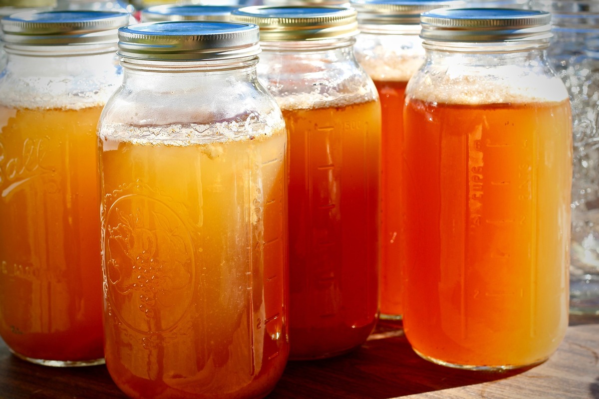 plusieurs verres de cidre de pomme - Illustration La pomme est à l&rsquo;honneur à la Bintinais