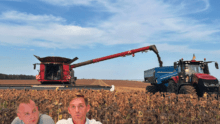 Montage de 2 hommes sur un fond d'activité d'ensilage dans un champ